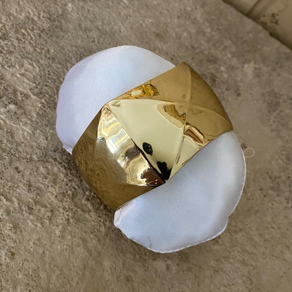 Gold coloured hinged bangle bracelet - Picture 3 of 4